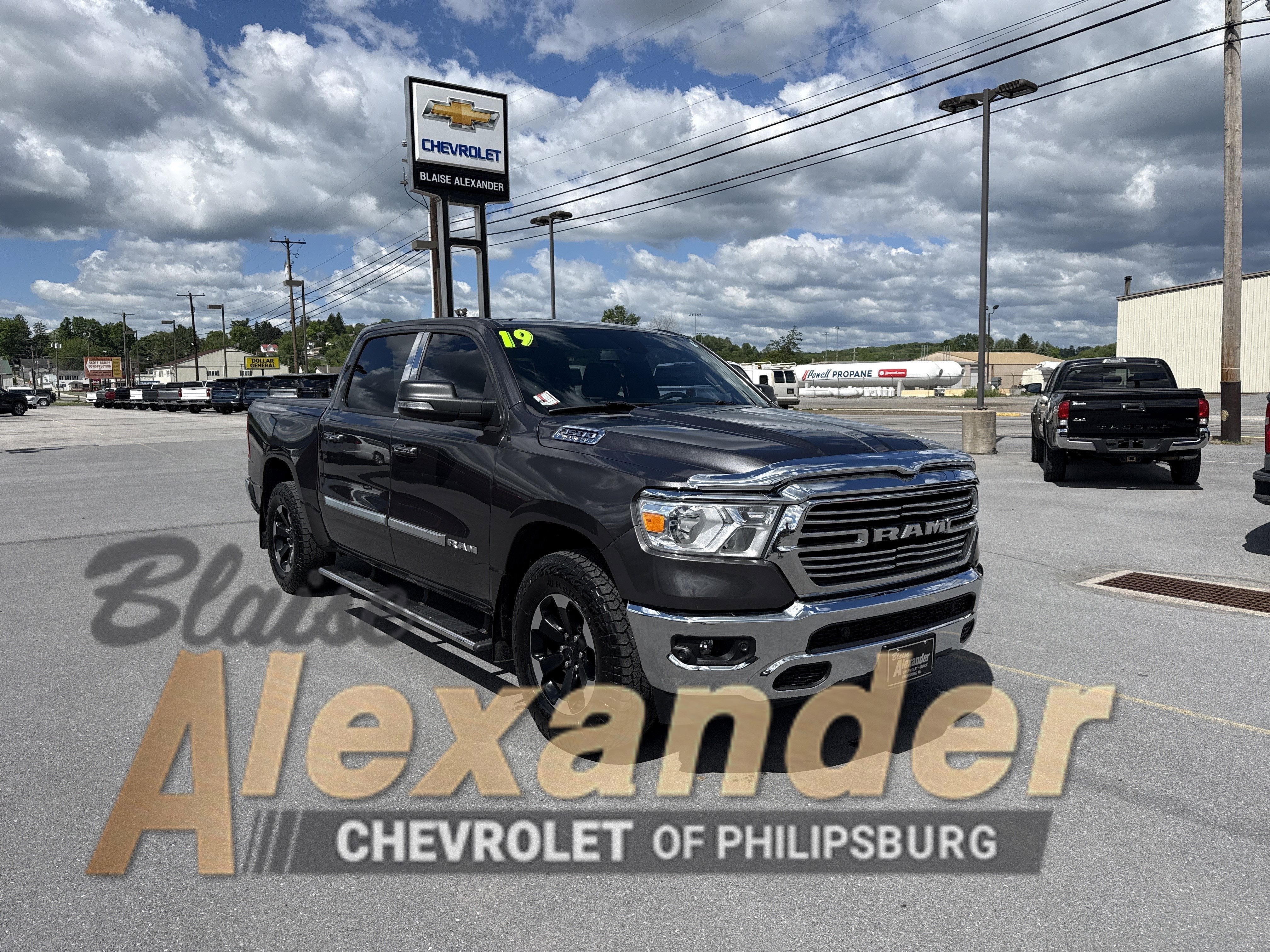2019 RAM 1500 Big Horn/Lone Star 4x4 Crew Cab 5'7's photo