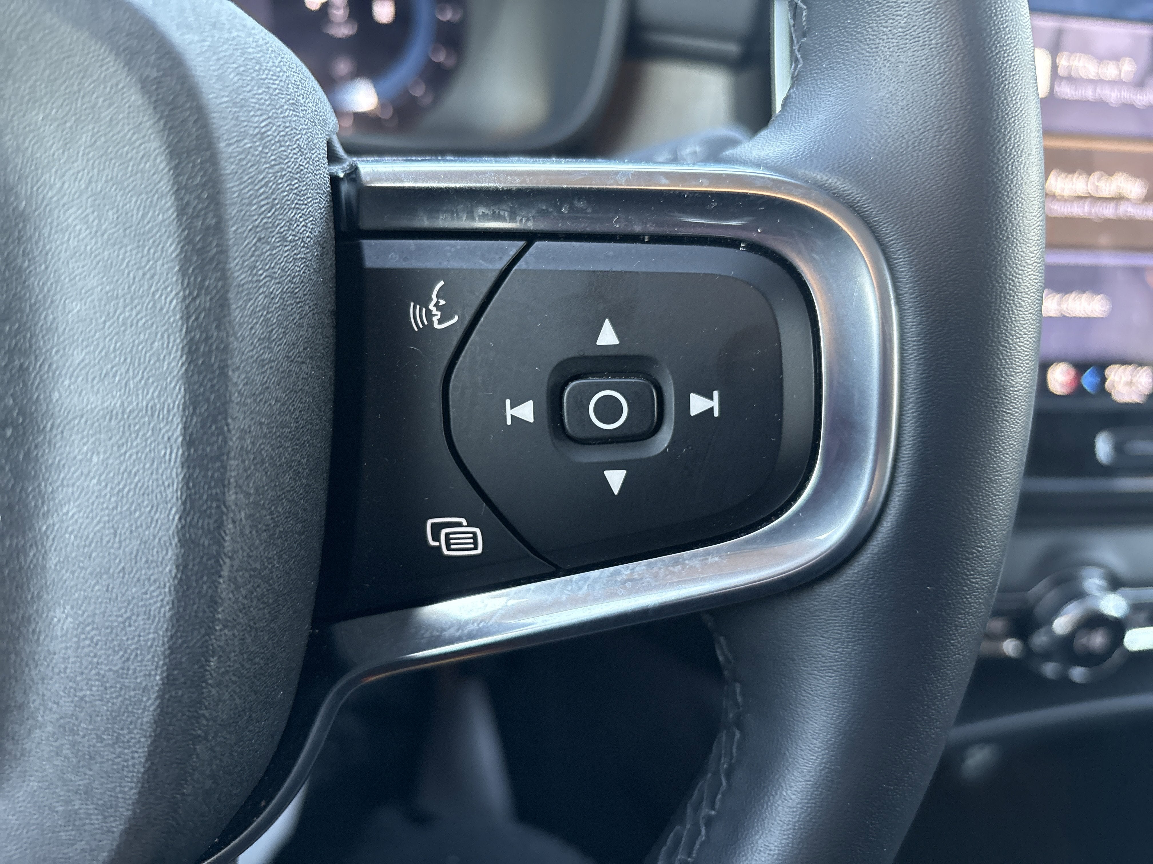 2025 Volvo XC40 Core Bright Theme