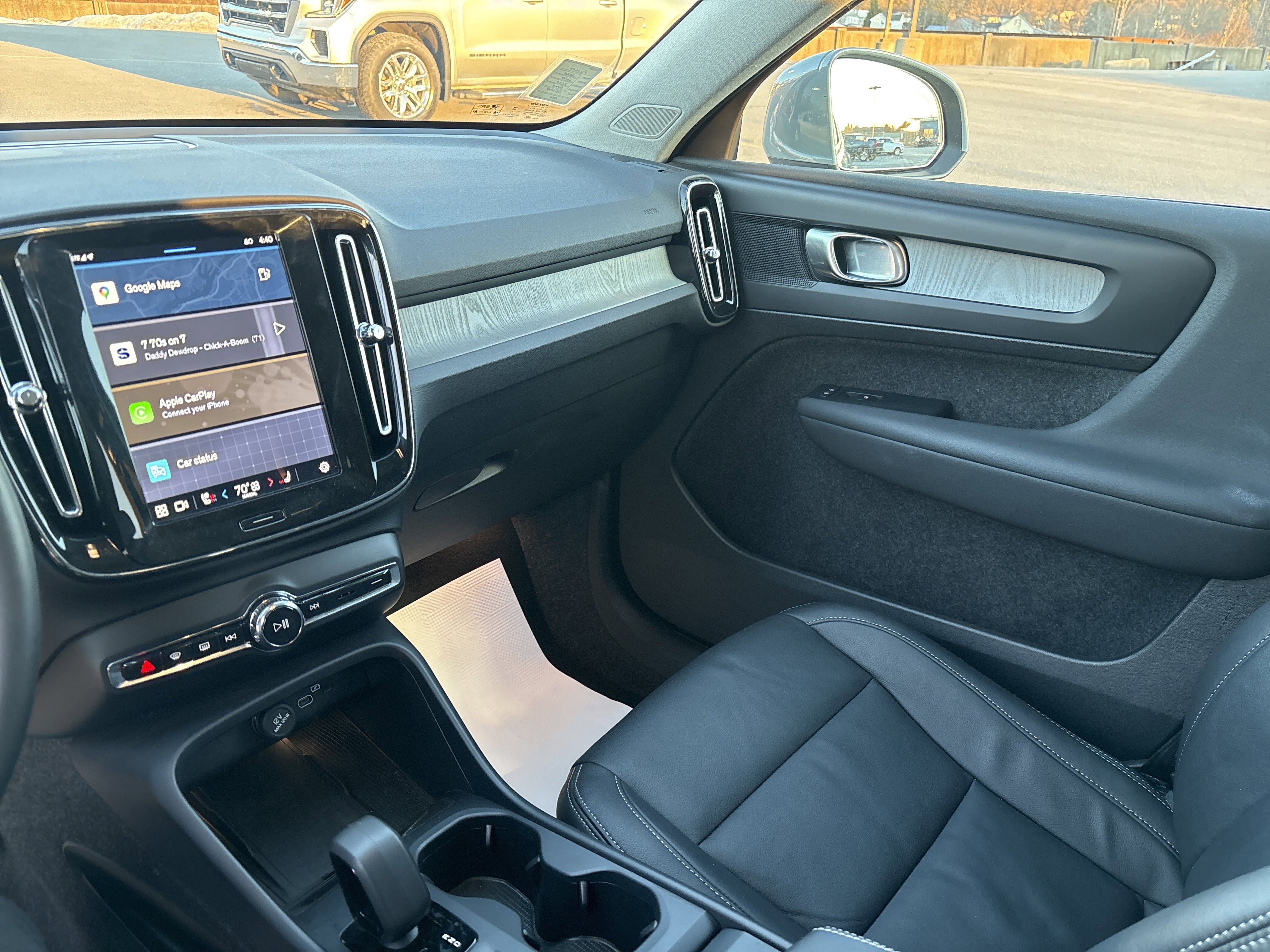 2025 Volvo XC40 Core Bright Theme