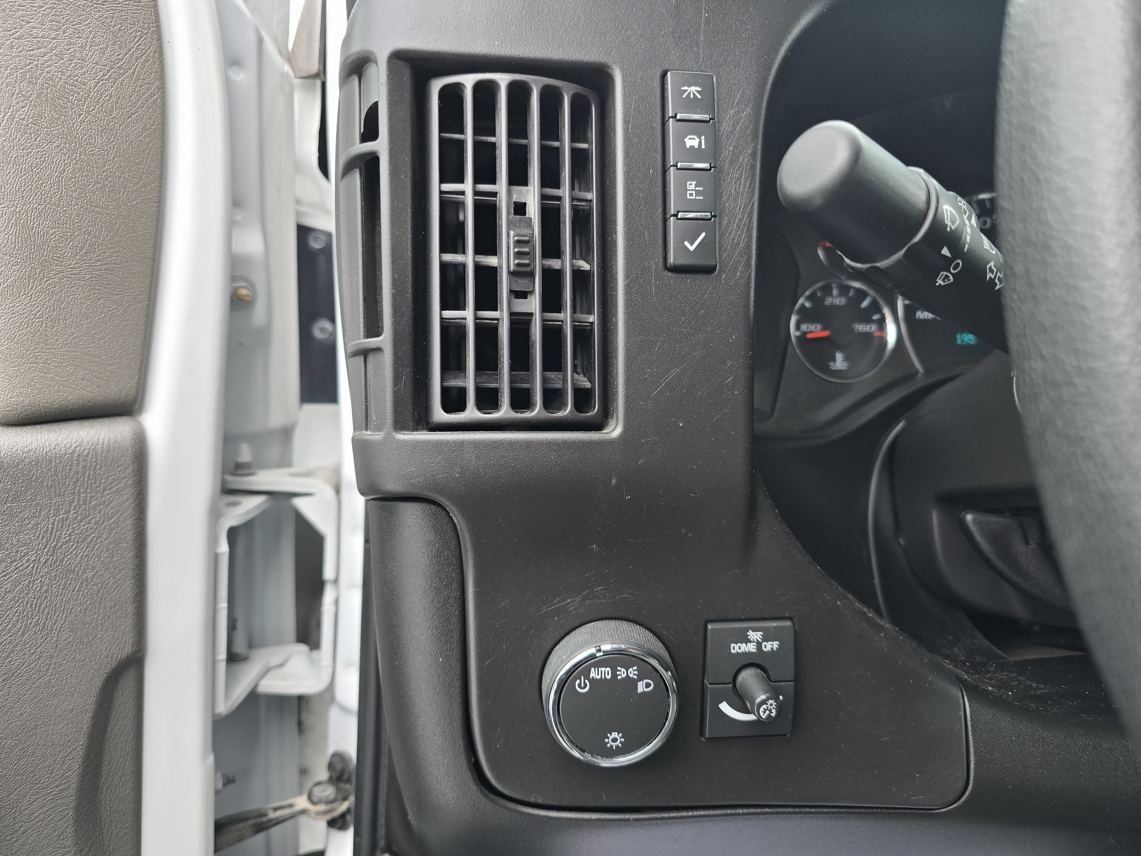 2024 Chevrolet Express Passenger 3500 1LS