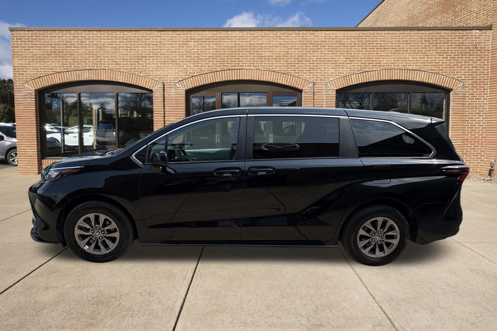 2025 Toyota Sienna LE