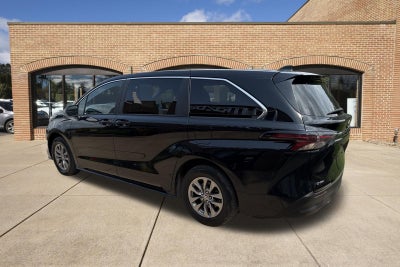 2025 Toyota Sienna LE