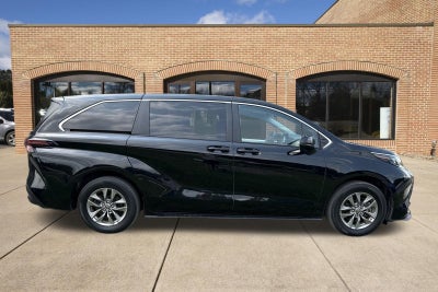 2025 Toyota Sienna LE