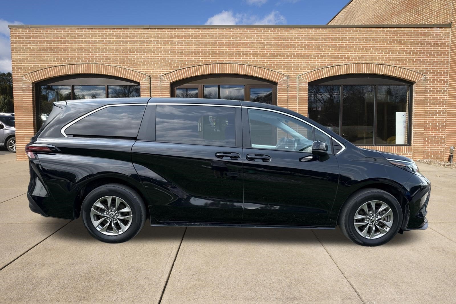 2025 Toyota Sienna LE