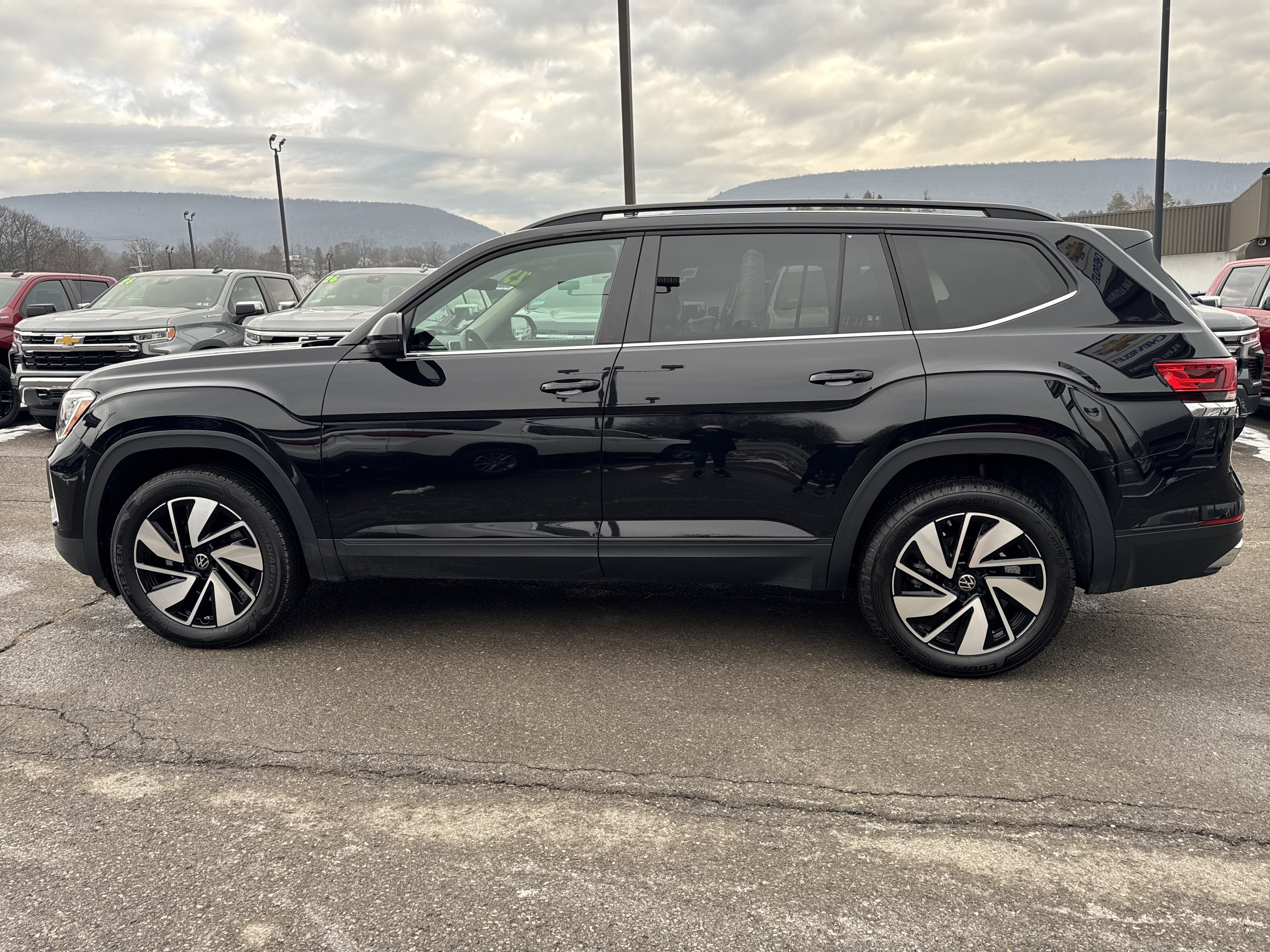2025 Volkswagen Atlas 2.0T SE w/Technology