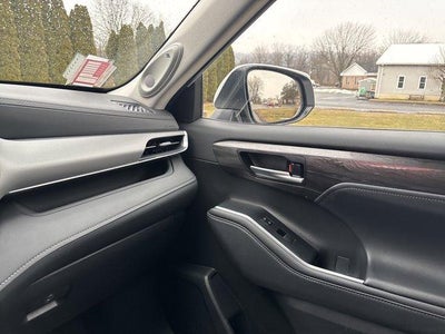 2025 Toyota Highlander Hybrid Platinum AWD (Natl)