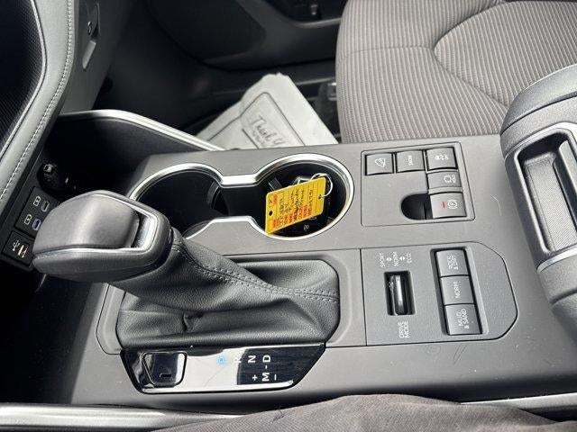 2024 Toyota Highlander LE AWD (SE)