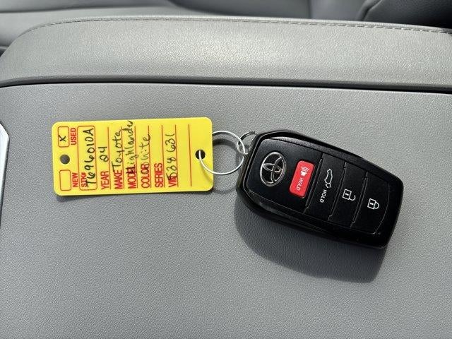 2024 Toyota Highlander LE AWD (SE)