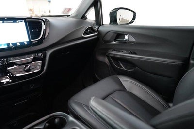 2026 Chrysler Pacifica Select FWD