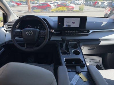 2025 Toyota Sienna LE FWD 8-Passenger (Natl)