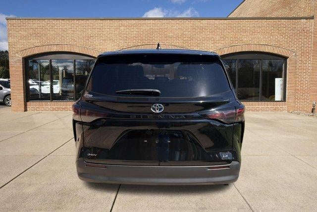 2025 Toyota Sienna LE FWD 8-Passenger (Natl)