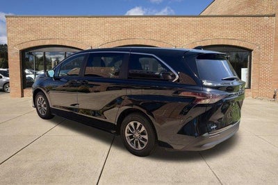2025 Toyota Sienna LE FWD 8-Passenger (Natl)