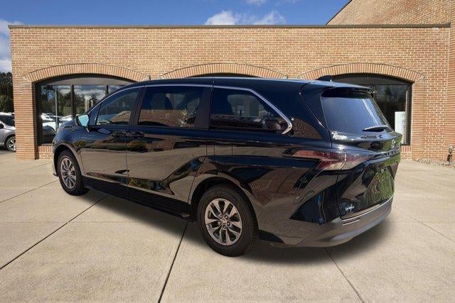 2025 Toyota Sienna LE FWD 8-Passenger (Natl)