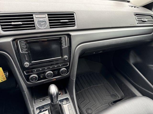 2017 Volkswagen Passat R-Line w/Comfort Pkg Auto