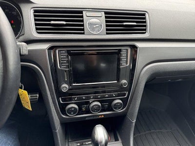 2017 Volkswagen Passat R-Line w/Comfort Pkg Auto