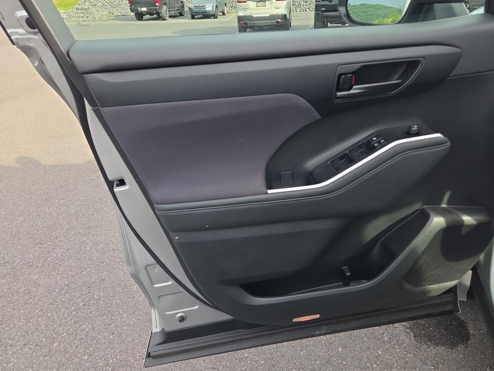 2024 Toyota Highlander LE AWD (SE)