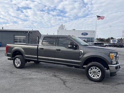 2017 Ford Super Duty F-350 SRW XLT 4WD Crew Cab 6.75' Box