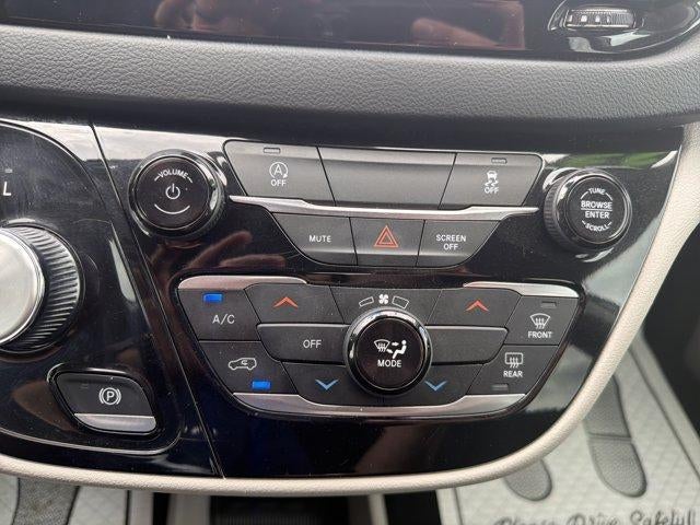 2023 Chrysler Voyager LX FWD