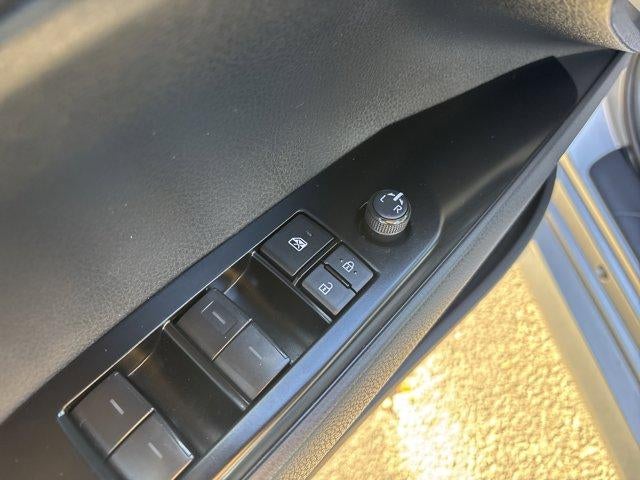 2025 Toyota Camry LE (SE)