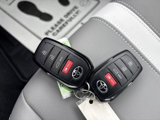 2025 Toyota Camry SE AWD (Natl)