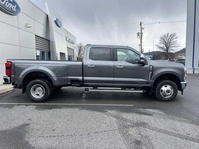 2025 Ford Super Duty F-350 DRW LARIAT 4WD Crew Cab 8' Box