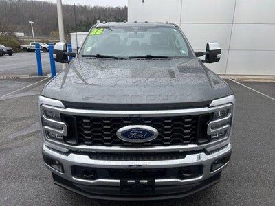 2025 Ford Super Duty F-350 DRW LARIAT 4WD Crew Cab 8' Box